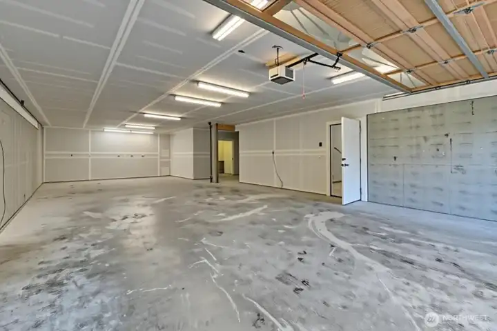 Large garage up to 5 cars plus toys 1250sf