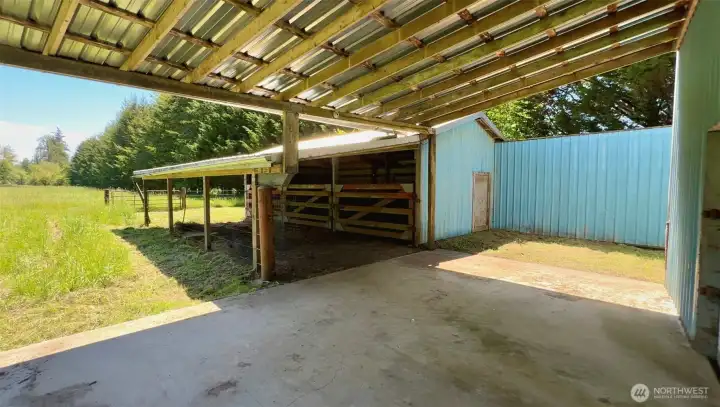 Stable & Barn w/ Pasture Access Stable & Barn w/ Pasture Access