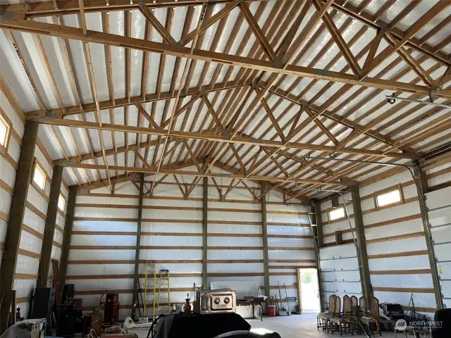 Barn-dominium style shop with 20 foot ceiling