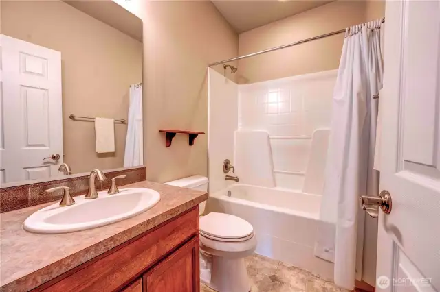 Bathroom (guest).