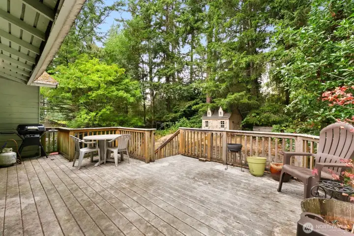 Super private back deck and yard.