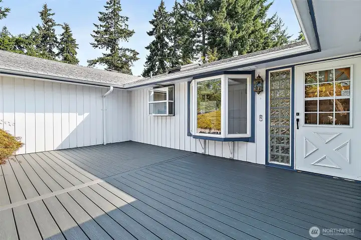 Newly surfaced front deck with trex decking