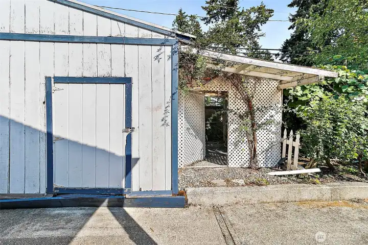 Shed off to the side great for yard tools, maybe a dog kennel area?