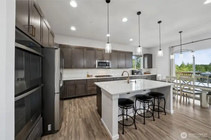 Fantastic kitchen with loads cabinetry and counter space!