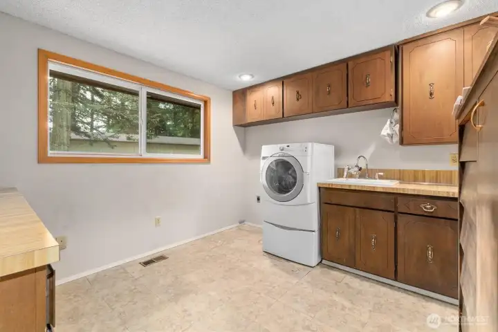 Laundry room, washer included