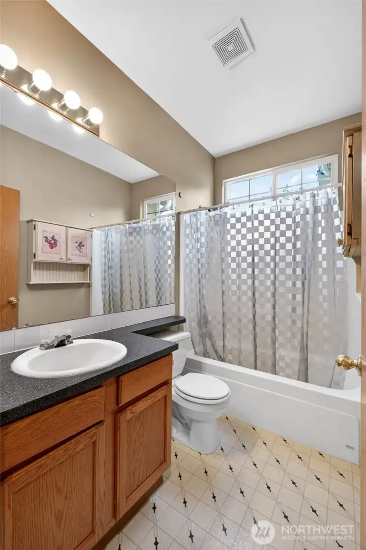 Full guest bath conveniently located near secondary bedrooms.