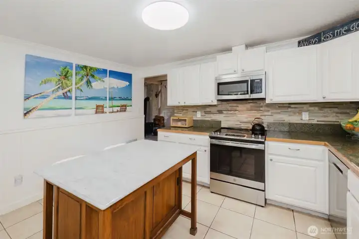 Kitchen, Island stays