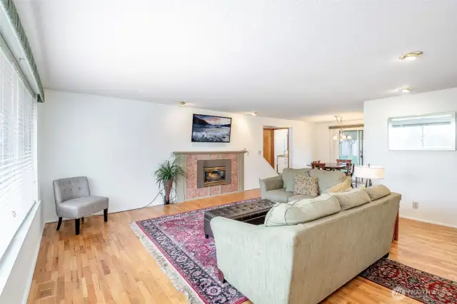 Walk in to an open and spacious livingroom