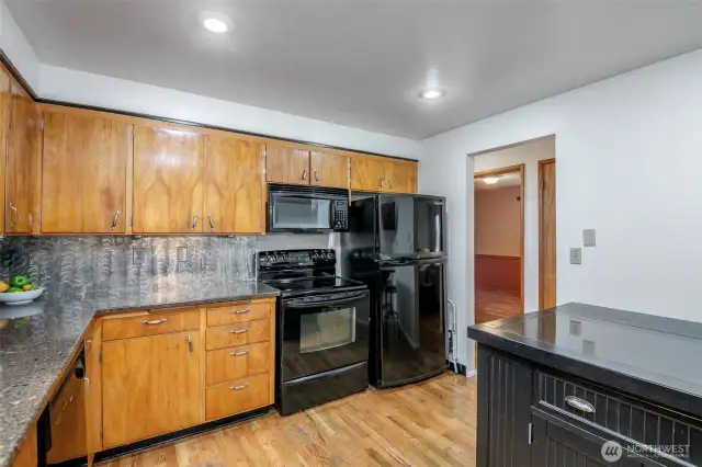 With the 2 entries to the kitchen, it helps when there's more then one cook in the kitchen.