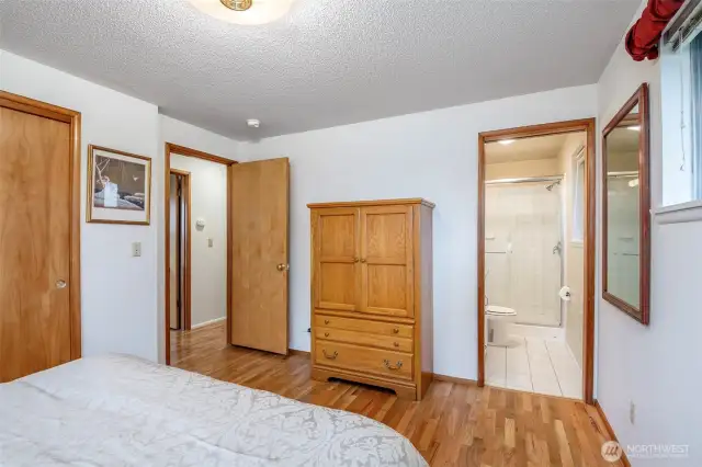 3/5 bath off primary