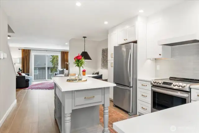 Kitchen with free standing island and quartz countertops