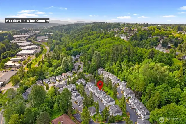 Downtown Woodinville townhome in close proximity to downtown, wineries and the Sammamish River Trail. Near Bothell, Kirkland and I-405 for each commuting