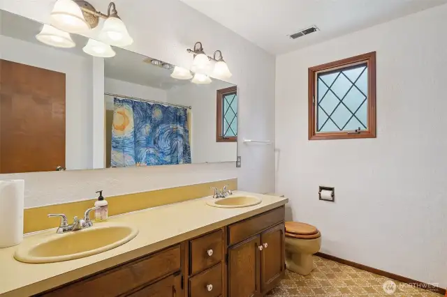 upper floor full bath