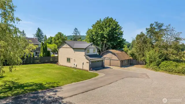 Plenty of room for RV or Boat Parking!