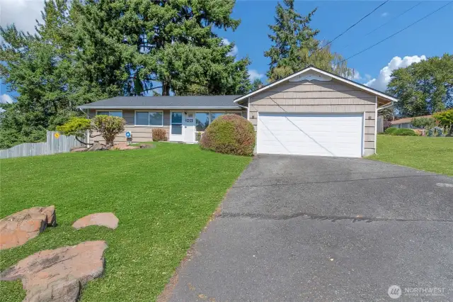 Don't miss the spacious 2 car garage