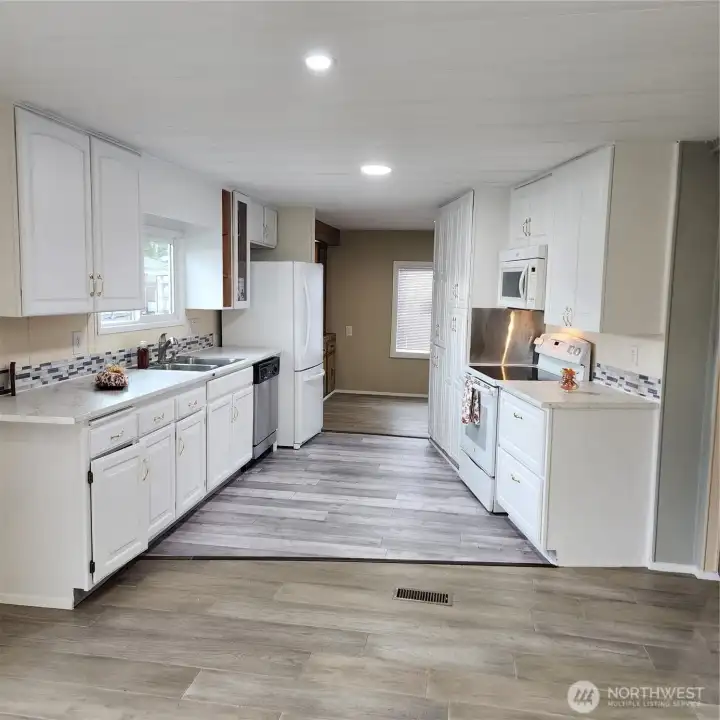 All appliances stay, laminate flooring through out