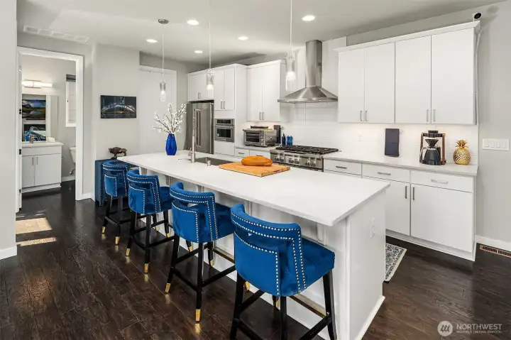 Gourmet kitchen w/ walk-in pantry