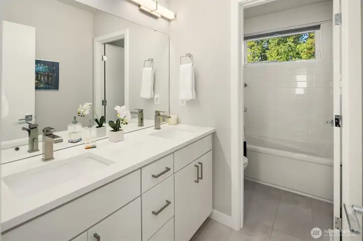 Upstairs guest bath