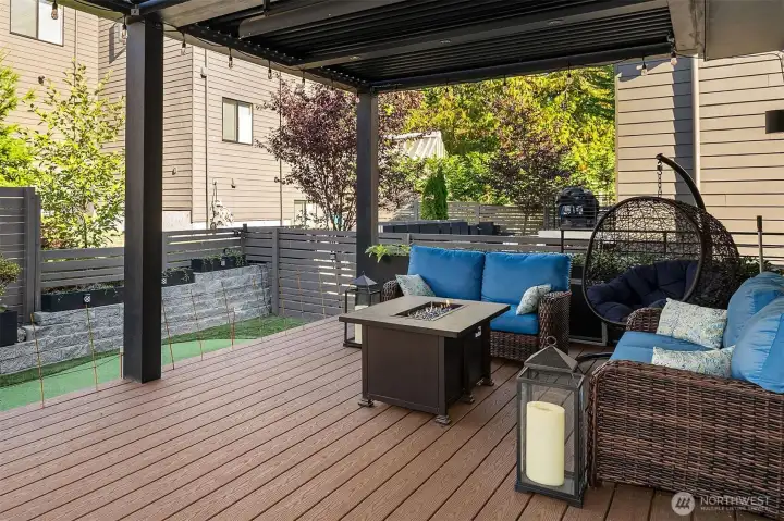 Struxure heated & lighted pergola space
