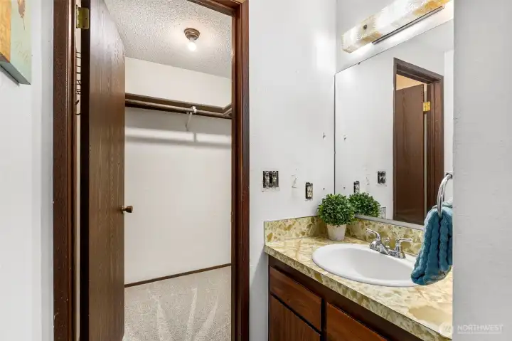 Primary Suite: Large walk-in closet & 3/4 bathroom