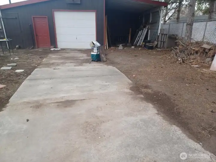 shop with power and bath room