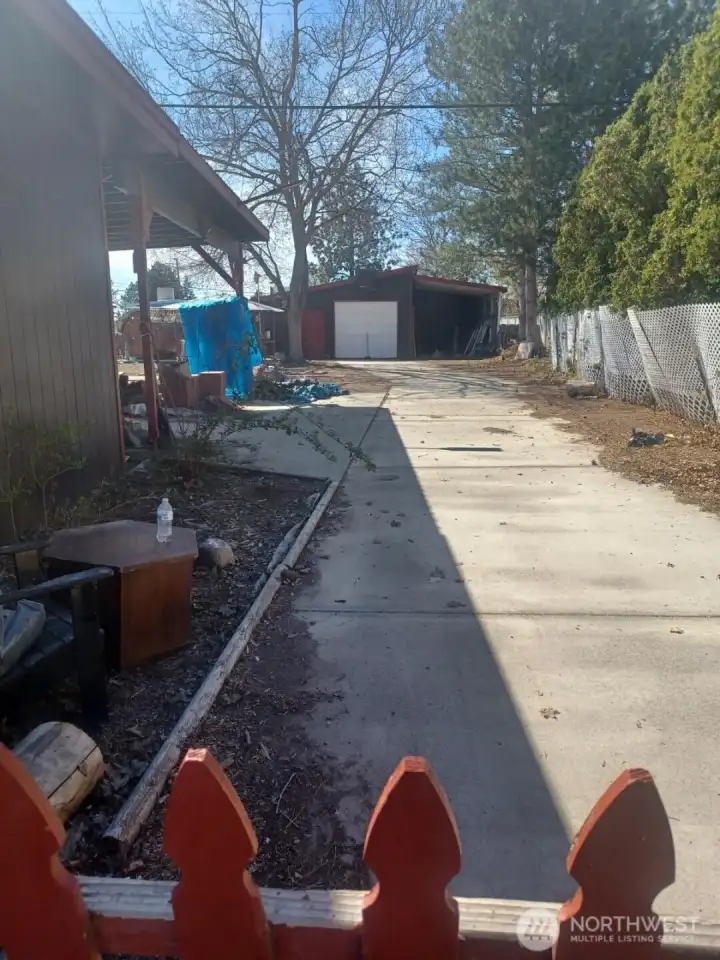 driveway to shop