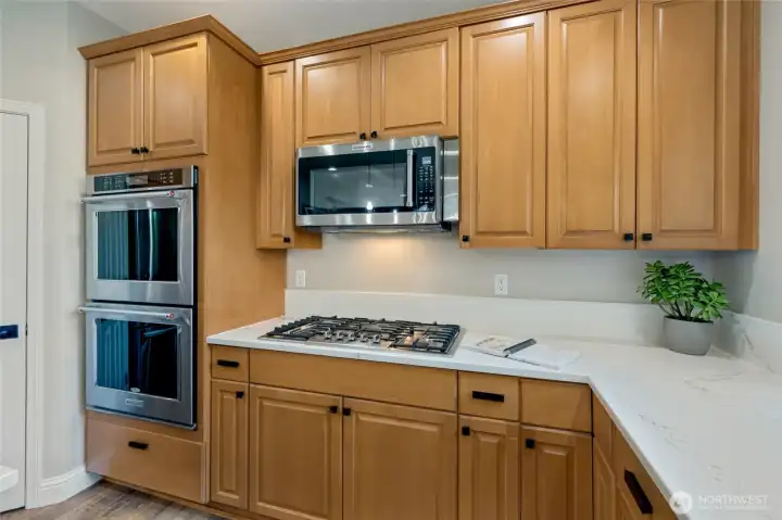 Double oven makes entertaining much easier.