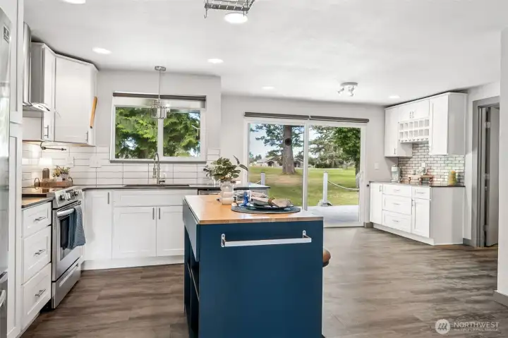 Beautifully updated kitchen with lots of cupboard space....