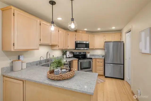 Updated kitchen w/granite counters and pantry w/washer/dryer