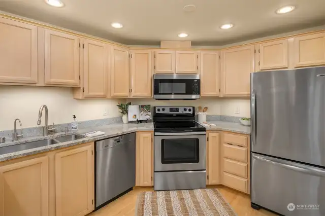 Updated kitchen w/granite counters and pantry w/washer/dryer