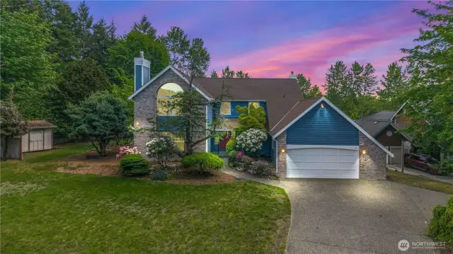 Fresh pictures, more updates and now with staging come take a look at this amazing estate feel property. a long circular driveway enchants you as you enter.