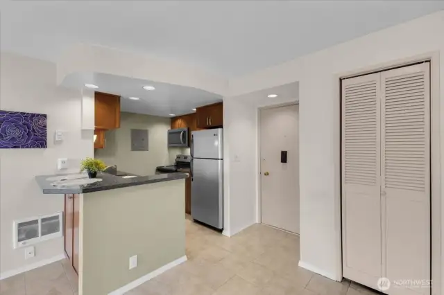 Nook to the right for a table/chairs