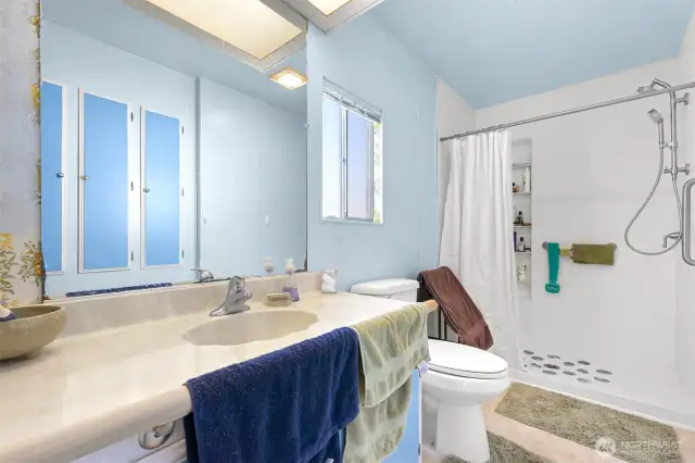 Primary Bathroom w/walk-in shower