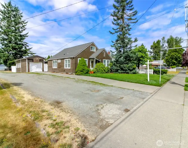 2040 sqft "Vintage Meets Modern" gem of a home!