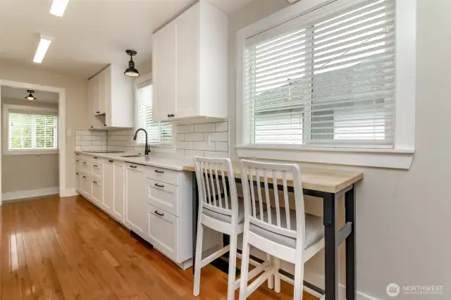 Check out this kitchen! Yes that is the dishwasher to the right of the sink cabinet! So cool!