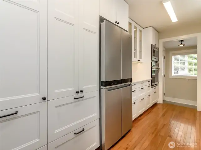 Can you say cabinetry! Pull out shelves and soft close. There is even a cabinet for the garbage/recycle!