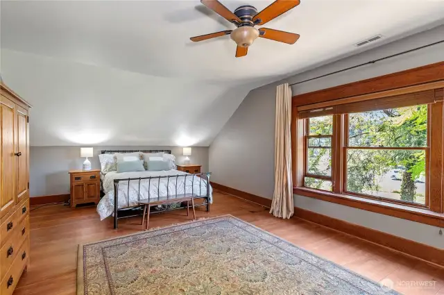Expansive primary bedroom.