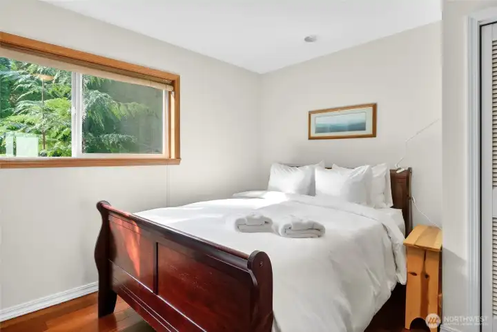 Second bedroom / Main floor