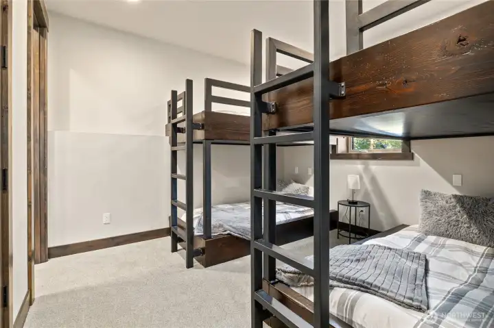 Bedroom en-suite with built in bunkbeds.