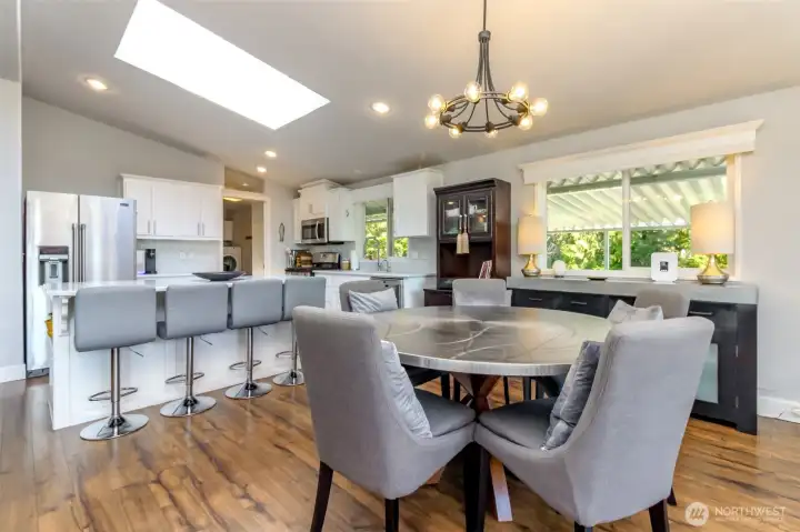 Chef's Kitchen eating space / Island with Dining Room Space - Great for Entertaining