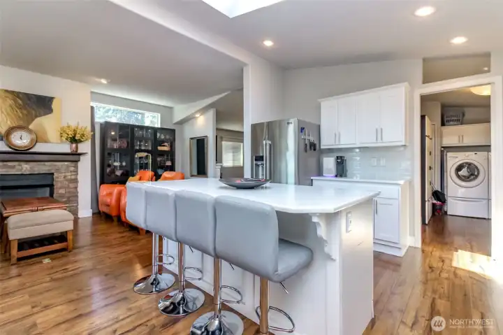 Chef's Kitchen Eating Space / Island - Great for Entertaining
