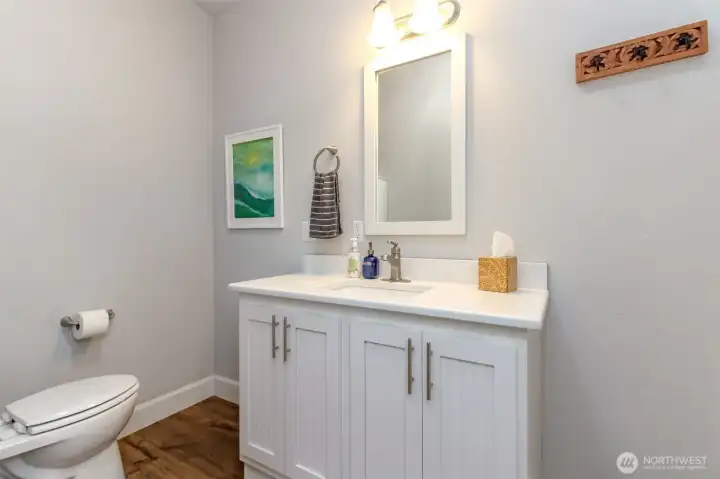 Full Bathroom in the main hallway