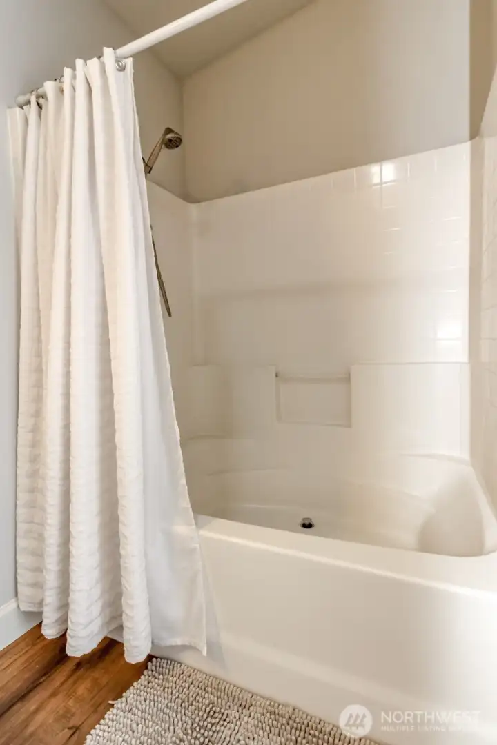 Full Bathroom in the main hallway