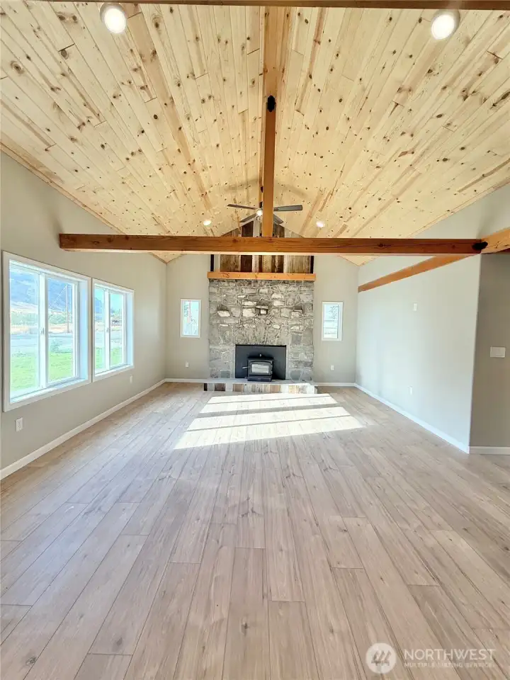 Living room w/fireplace