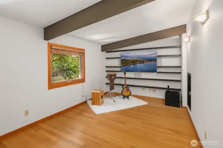 Office/Entertainment