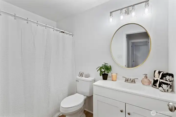 Full guest bathroom, newly updated