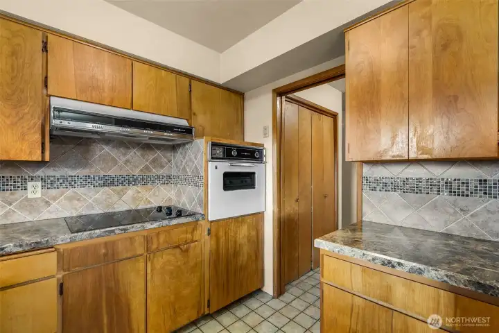 More kitchen, newer flat glasstop range