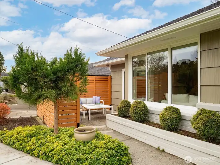 Another angle highlighting the privacy factor.