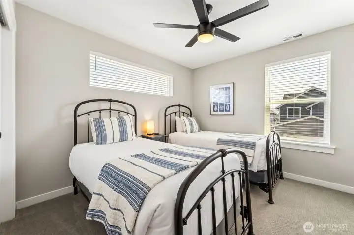 Second guest bedroom with 2 twin beds