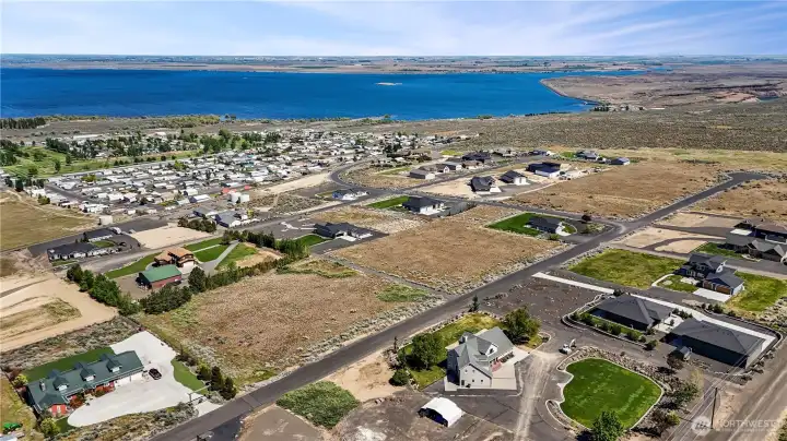 Enjoy close proximity to Potholes Reservoir, Potholes State Park, and Legacy Resort at Frenchman Hills Golf Course.